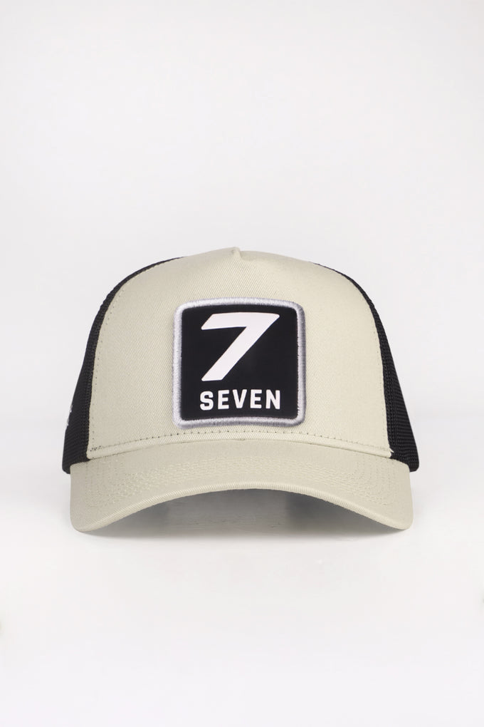 7 Numara Logolu Bej-Siyah Trucker Şapka
